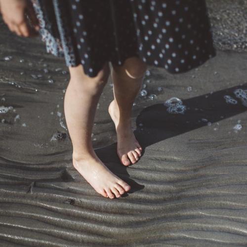 fötter i strand
